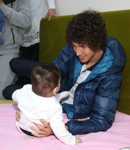 Fenerbahçeli futbolcular, çocuk yuvasını ziyaret etti