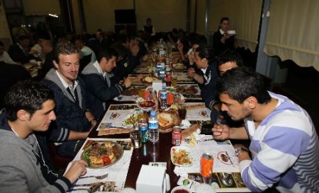 Fenerbahçeli Oyuncular, Final Sevincini Manisa Kebabı Yiyerek Kutladı