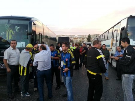 Fenerbahçeli taraftarlar KKTC'den otobüslerle Güney Kıbrıs'a hareket etti