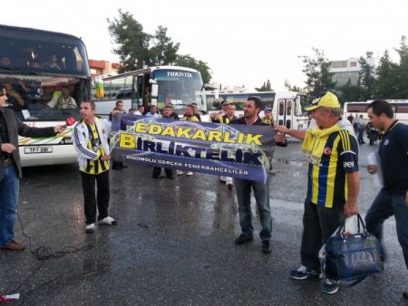 Fenerbahçeli taraftarlar KKTC'den otobüslerle Güney Kıbrıs'a hareket etti