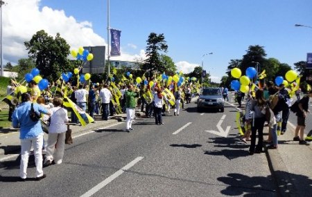 Fenerbahçeli taraftarlar UEFA binası önünde toplandı