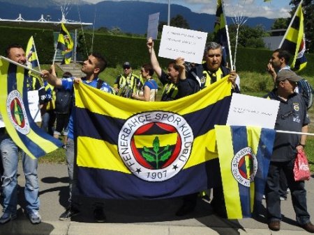 Fenerbahçeli taraftarlar UEFA binası önünde toplandı