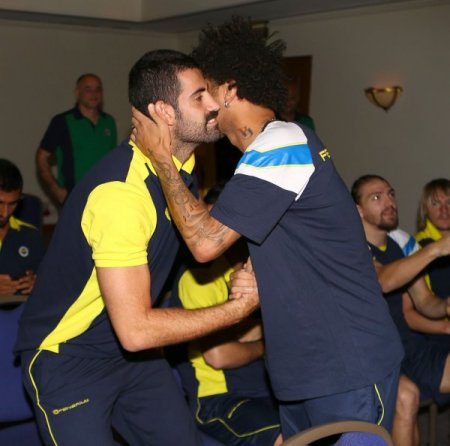 Fenerbahçeli teknik heyet ve futbolcular bayramlaştı