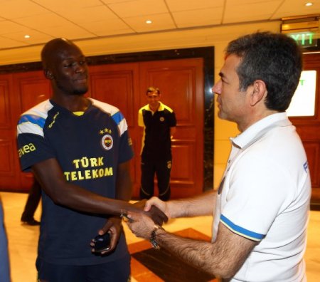 Fenerbahçeli teknik heyet ve futbolcular bayramlaştı