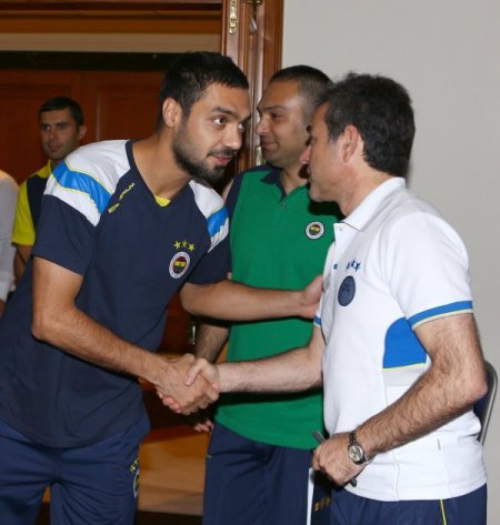 Fenerbahçeli teknik heyet ve futbolcular bayramlaştı