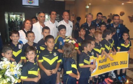 Fenerbahçe'yi Bursa'da, Nilüfer Futbol Okulu’nun minik sporcuları karşıladı