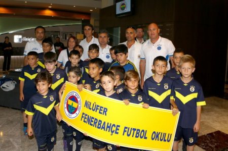 Fenerbahçe'yi Bursa'da, Nilüfer Futbol Okulu’nun minik sporcuları karşıladı