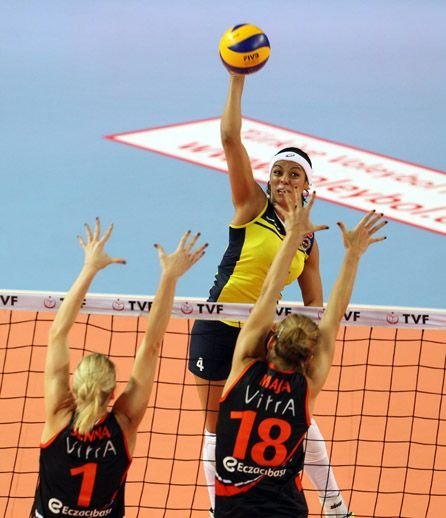 Fenerbahçe'yi de 3 - 0 yenen Eczacıbaşı VitrA hız kesmiyor