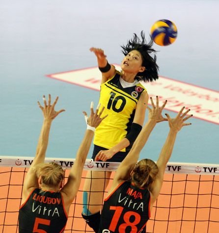 Fenerbahçe'yi de 3 - 0 yenen Eczacıbaşı VitrA hız kesmiyor