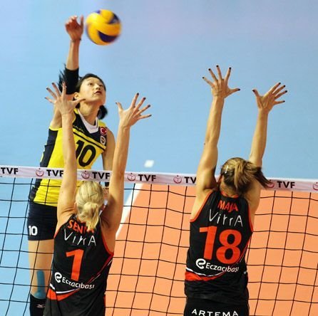 Fenerbahçe'yi de 3 - 0 yenen Eczacıbaşı VitrA hız kesmiyor