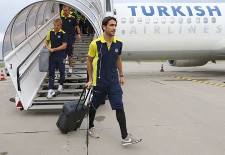 Fenerbahçe'yi Düsseldorf'ta 300 kadar taraftar tepkiyle karşıladı