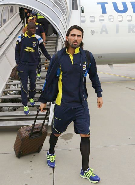 Fenerbahçe'yi Düsseldorf'ta 300 kadar taraftar tepkiyle karşıladı