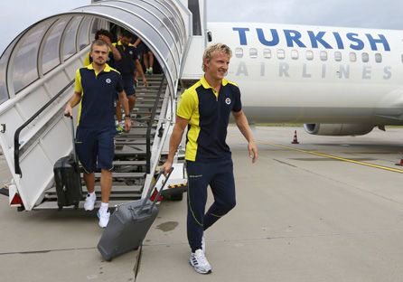 Fenerbahçe'yi Düsseldorf'ta 300 kadar taraftar tepkiyle karşıladı