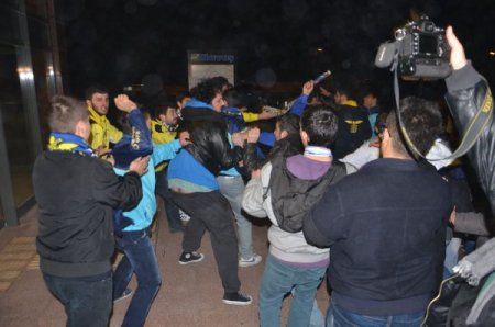 Fenerbahçe’yi Gaziantep’te karşılayan taraftarlar arasında kavga çıktı