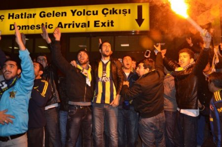 Fenerbahçe’yi Gaziantep’te karşılayan taraftarlar arasında kavga çıktı