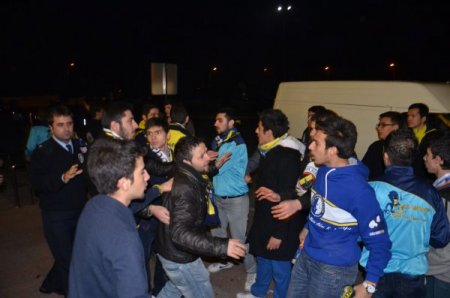 Fenerbahçe’yi Gaziantep’te karşılayan taraftarlar arasında kavga çıktı