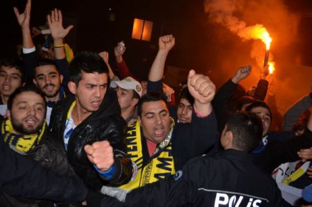 Fenerbahçe’yi Gaziantep’te karşılayan taraftarlar arasında kavga çıktı
