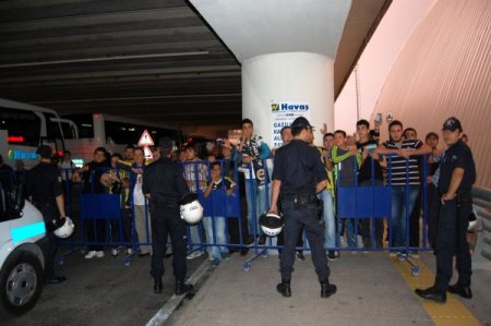 Fenerbahçe'yi İzmir'de az sayıda taraftar karşıladı