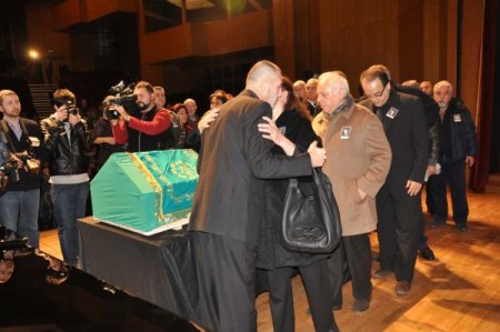 Ferdi Özbeğen'i sanatçı dostları uğurladı