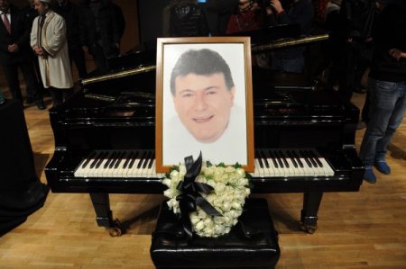 Ferdi Özbeğen'i sanatçı dostları uğurladı