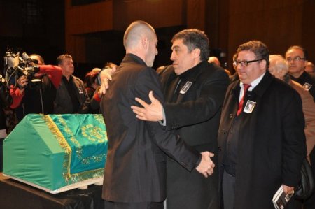 Ferdi Özbeğen'i sanatçı dostları uğurladı