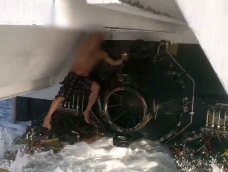 Feribotun pervanesine saklanarak İspanya’ya girmeye çalıştı