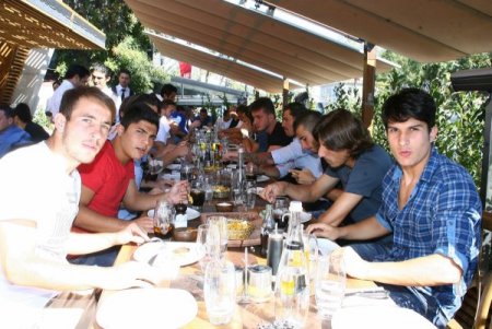 Fernandes, takım arkadaşlarına yemek verdi