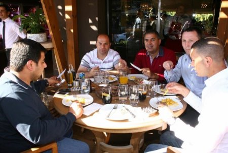 Fernandes, takım arkadaşlarına yemek verdi