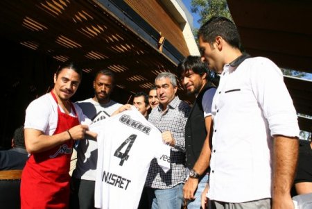 Fernandes, takım arkadaşlarına yemek verdi