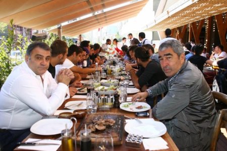 Fernandes, takım arkadaşlarına yemek verdi