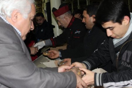 Feshane’de vatandaşlara aşure dağıtıldı