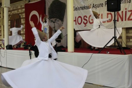 Feshane’de vatandaşlara aşure dağıtıldı