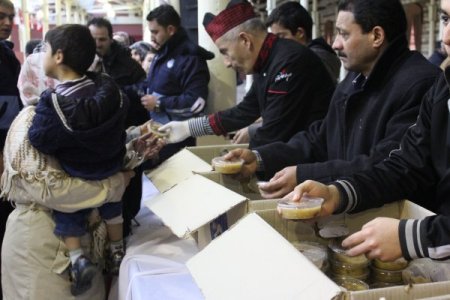 Feshane’de vatandaşlara aşure dağıtıldı