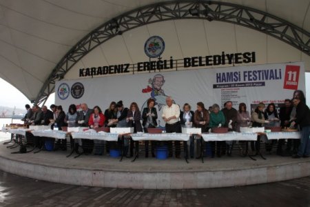 Festival için 20 ton hamsi ayıklanıyor