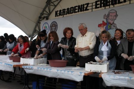 Festival için 20 ton hamsi ayıklanıyor