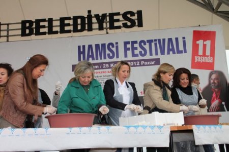 Festival için 20 ton hamsi ayıklanıyor