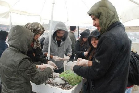 Festivalde Yağmur Yağdı, Balıkları Alan Vatandaşlar Evlerine Koştu