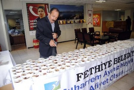 Fethiye Belediye Başkanı Saatcı, Vatandaşa Aşure Dağıttı