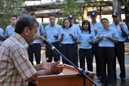 Fethiye Belediyesi çalışanları mesaiye şehitlere dua ederek başladı