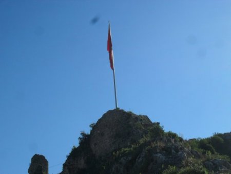 Fethiye Kalesi’ndeki Dev Türk Bayrağı Çalındı