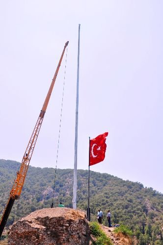 Fethiye Kalesi'ne Dev Türk Bayrağı