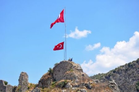 Fethiye Kalesi'ne Dev Türk Bayrağı