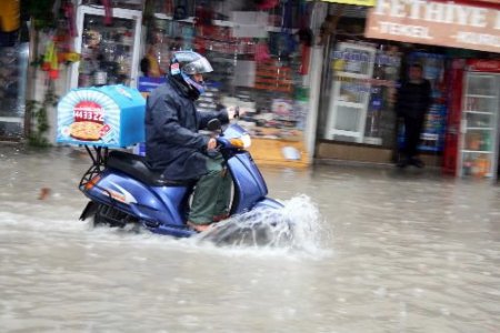 Fethiye Sokakları Venedik'e Döndü