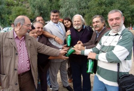 Fethiye'de Buluşan Şairler Şiirlerini Şişelerle Denize Bıraktı