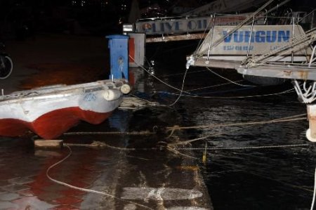 Fethiye'de Deniz Suyu Seviyesi Yükselince Kıyıya Taştı