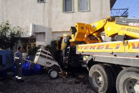 Fethiye'de Yoldan Çıkan Vinç Evin Yatak Odasına Girdi