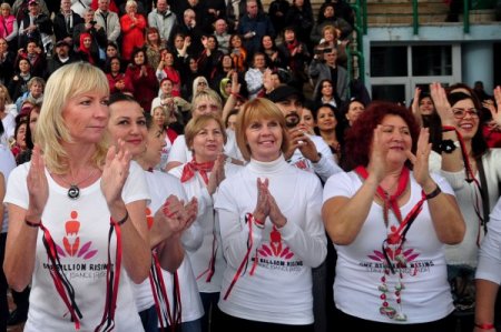 Fethiyeli kadınlar '1 milyar' olmak için dans etti