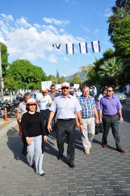 Fethiyeliler, 'Hareket Edivcez Gari' deyip yürüdü