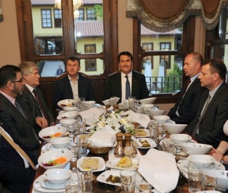 Fetih Şenlikleri'ne katılan konuklar yemekte buluştu