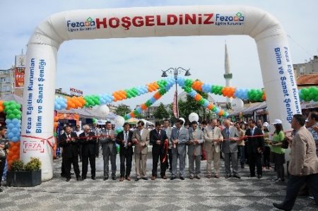 Feza Lisesi Cumhuriyet Meydanı'nı laboratuvara çevirdi